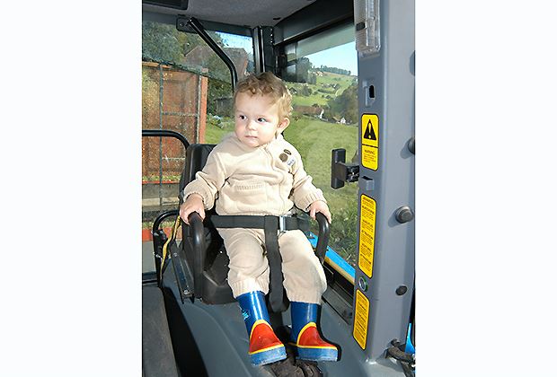 Der Schweizer Bauer: Kleine Passagiere auf Papas Traktor