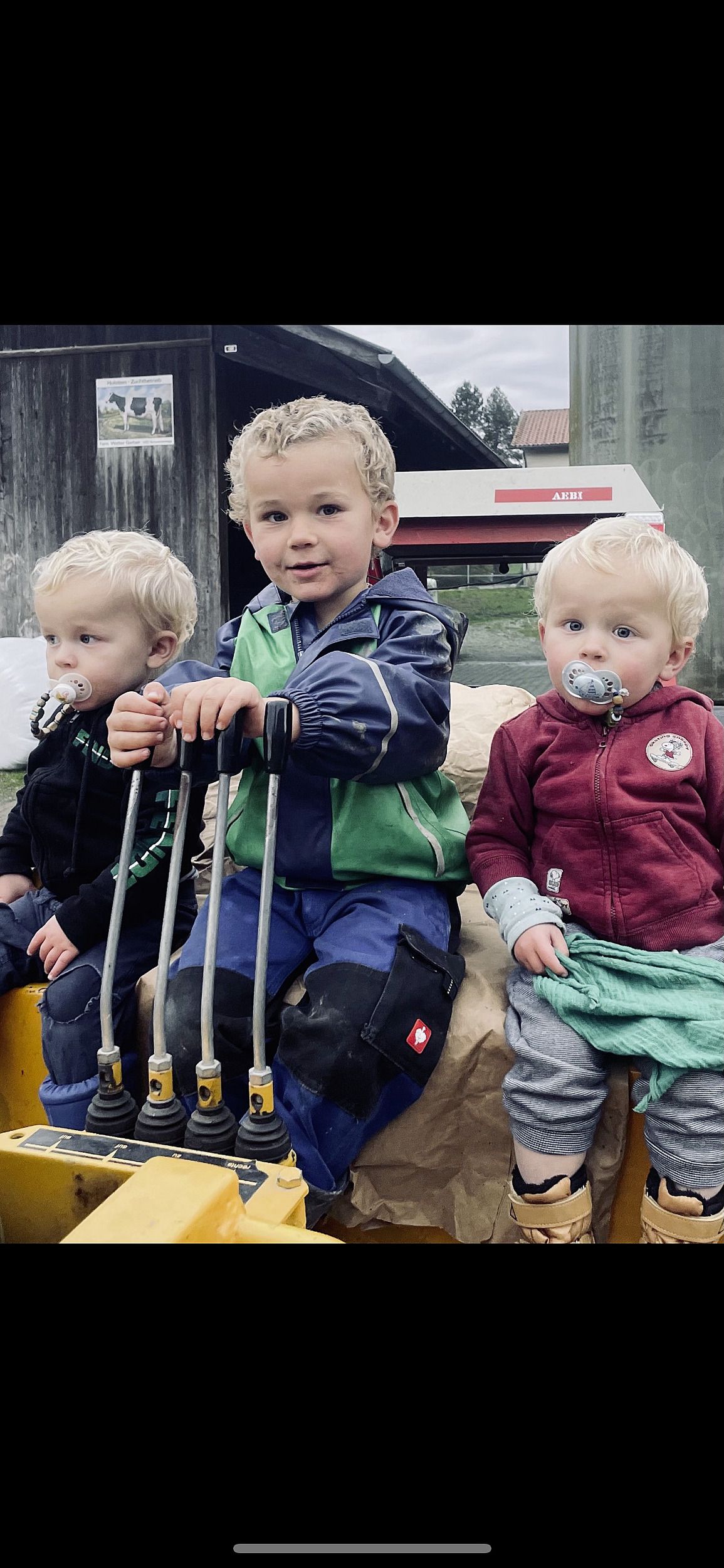 Der Schweizer Bauer: Kleine Passagiere auf Papas Traktor