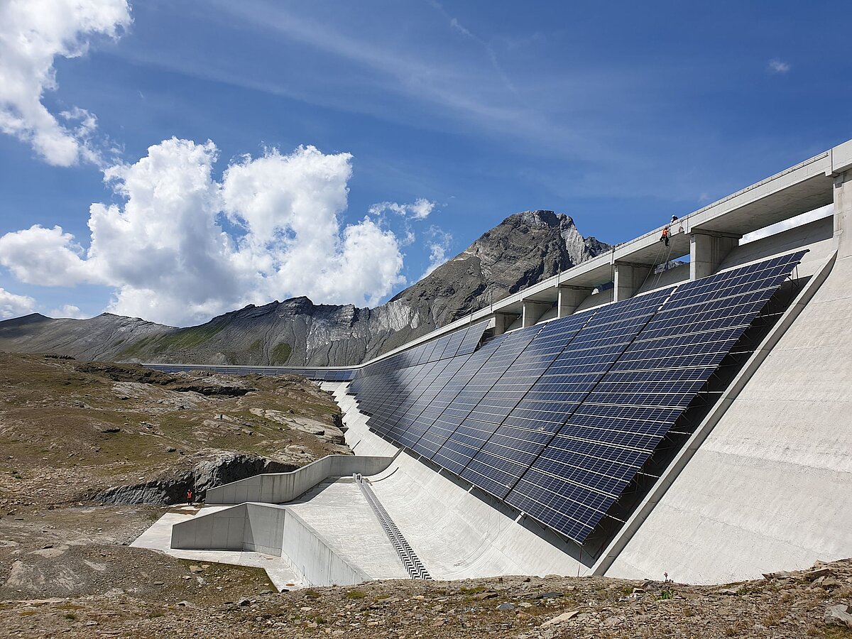 5000 Solarmodule in den Bergen auf voller Leistung - Der Schweizer Bauer